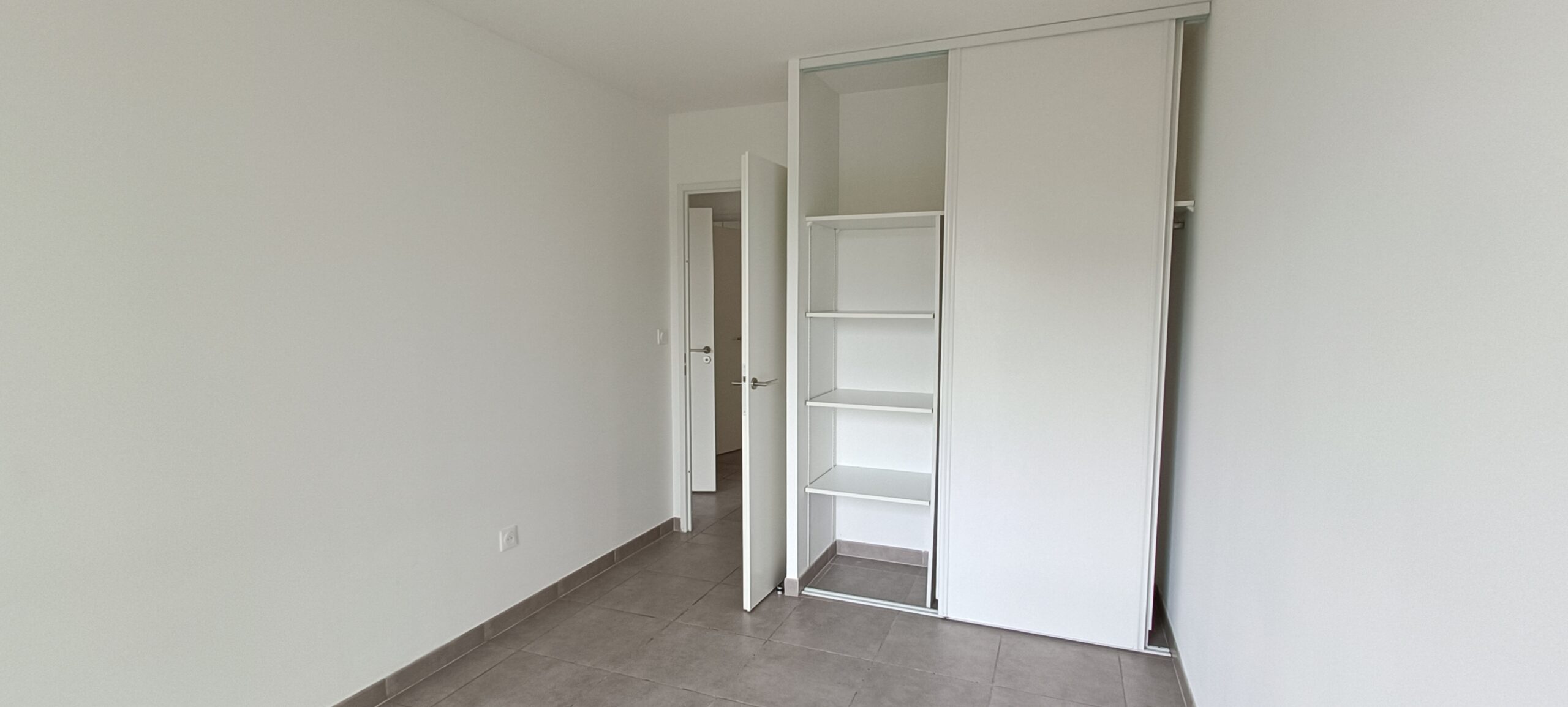 B001 CANOPEE chambre placard.