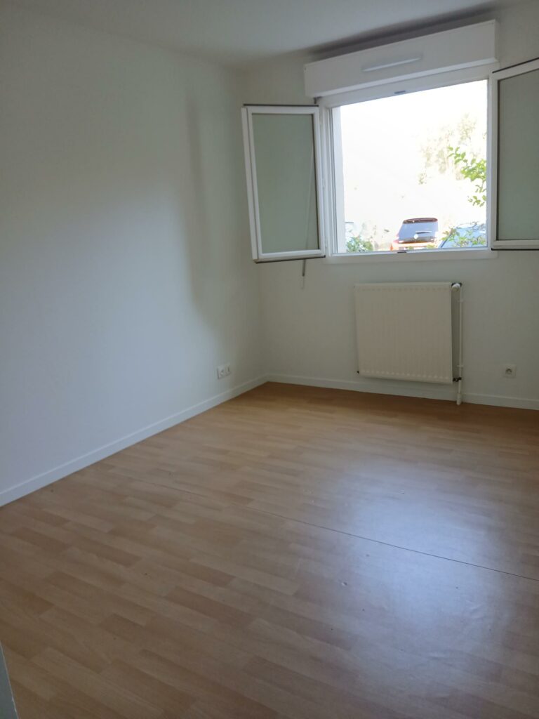 CHAMBRE FENETRE OUVERTE VUE EXTERIEUR